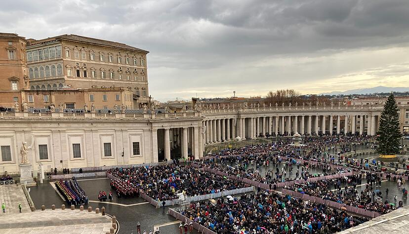 Tausende Gl&auml;ubige warteten in der nassen K&auml;lte auf dem Petersplatz auf den Segen des Papstes.