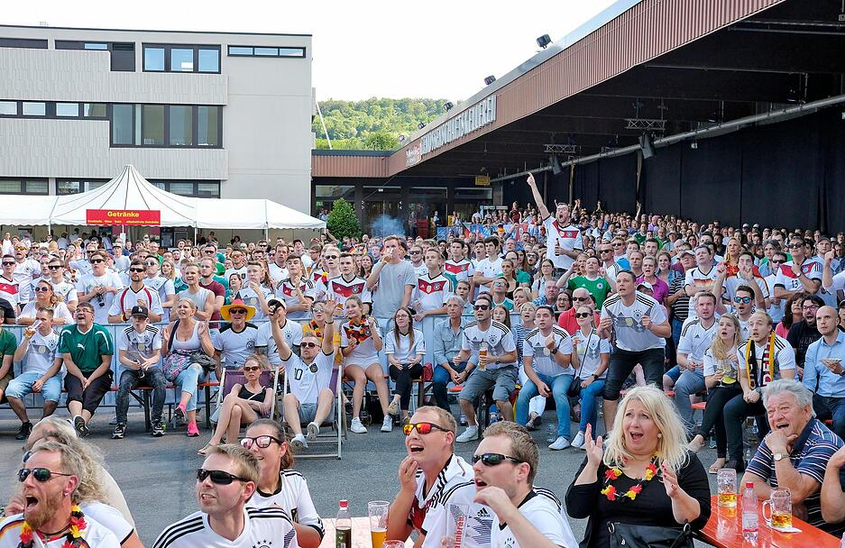 Public Viewing in der Genossenschaftskellerei Heilbronn bei der WM 2018. Fans verfolgen am 27. Juni die Partie S&uuml;dkorea &ndash; Deutschland (2:0). Im Innenhof der WG wurden WM-Spiele auf einer rund 16 Quadratmeter gro&szlig;en LED-Leinwand gezeigt. Allerdings war bereits in der Vorrunde Schluss f&uuml;rs DFB-Team.