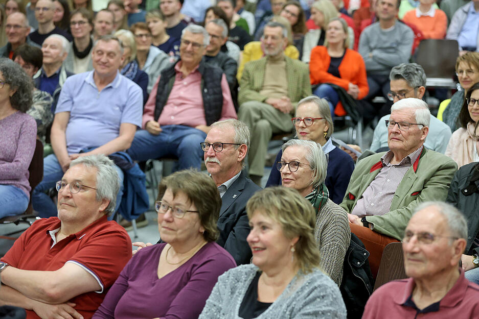 Kommunalpolitik im Fokus: B&uuml;rger informieren sich &uuml;ber die Ziele der B&uuml;rgermeisterbewerber.