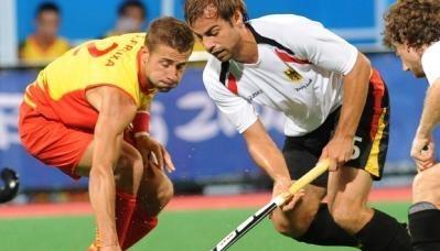 Der Spanier Santiago Freixa im Zweikampf mit Philip Zeller.