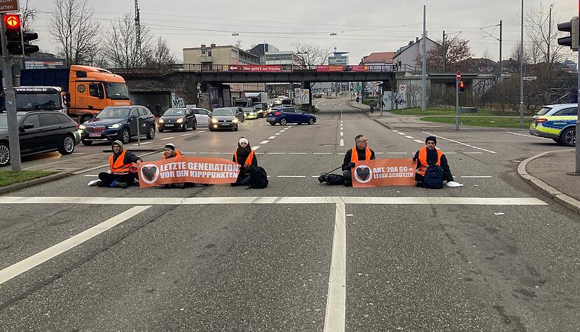 Die Gruppierung "Letzte Generation" bei einer Straßenblockade auf der Neckarsulmer Straße in Heilbronn.