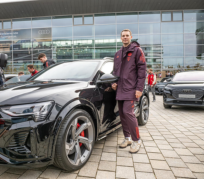 Manuel Neuer vor seinem neuen Audi SQ8 SUV e-tron.