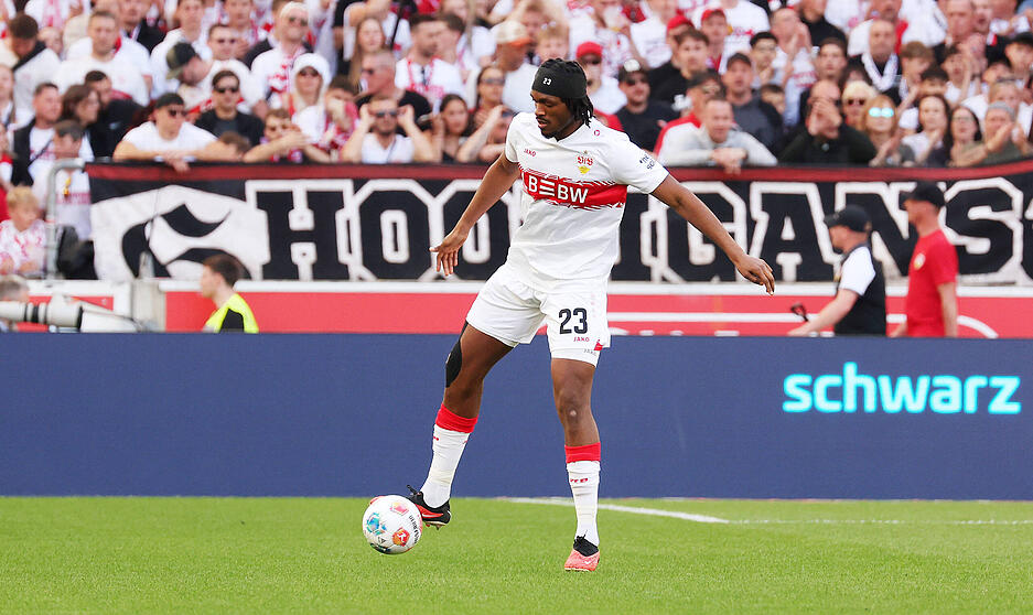 Dan-Axel Zagadou: Fehlt Spielpraxis. Vor dem 0:1 mit einem kuriosen Abwehrversuch. Im Eins-gegen-Eins teilweise fahrig. Die lange Pause hat man gemerkt. Die Auswechslung zur Halbzeit war folgerichtig. Note: 5