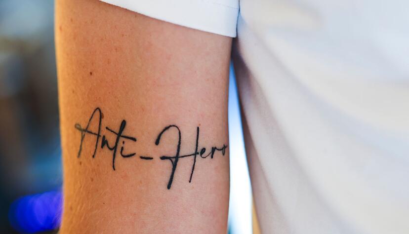 Einen Songtitel, dessen Bedeutung er sehr mag, hat sich Gerrit Kludt als Tattoo stechen lassen. (Archivbild) Einen Songtitel, dessen Bedeutung er sehr mag, hat sich Gerrit Kludt als Tattoo stechen lassen. (Archivbild)