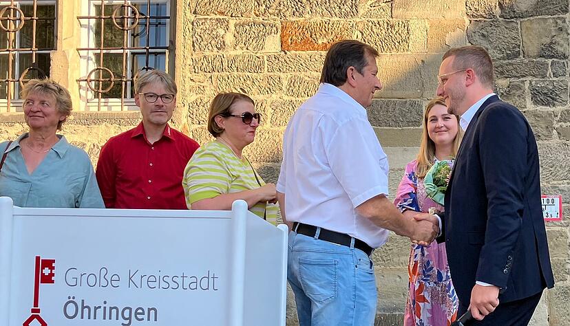 Kollegen aus dem Gemeinderat gehören zu den ersten, die dem neuen OB Patrick Wegener gratulieren.