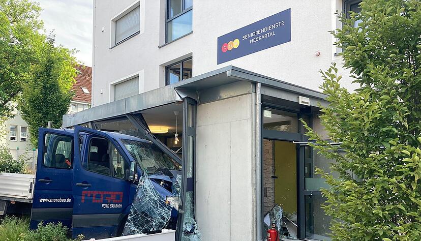 Transporter kracht in Pflegeheim Transporter kracht in Pflegeheim