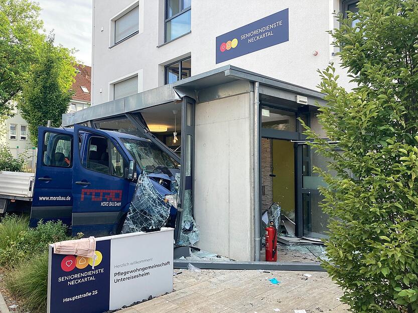 Transporter kracht in Pflegeheim