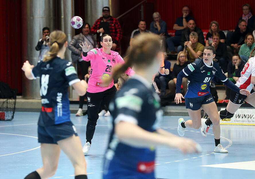 Lena Ivancok am Ball.