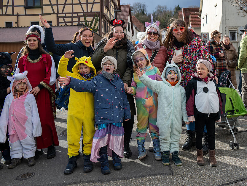 Zahlreiche Besucher s&auml;umen die Stra&szlig;en.