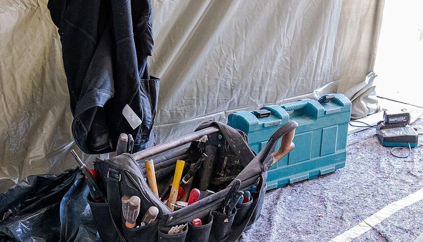 Gehen oder bleiben? Grundsätzlich ist es gut in Reichweite zu bleiben, um dem Handwerker gegebenenfalls Fragen beantworten zu können. Gehen oder bleiben? Grundsätzlich ist es gut in Reichweite zu bleiben, um dem Handwerker gegebenenfalls Fragen beantworten zu können.