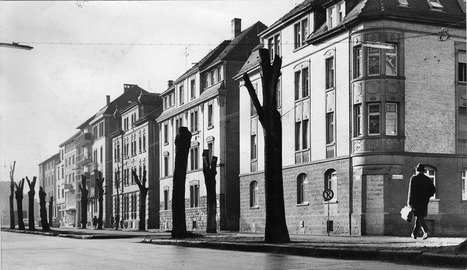 Wohnbebauung mit schmucker Sandsteinfassade entlang der Heilbronner Oststraße im Jahr 1968.