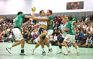 Die Halle voll, die Zweikämpfe hart: Im Verbandsliga-Duell endeten die Angriffe von Niklas Müller und der Sport-Union häufig in der Fleiner Deckung um Christian Joos.