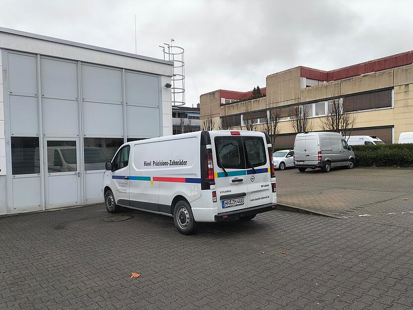 Ein Auto steht auf dem Parkplatz vor der Zahnradfabrik Hänel in Bad Friedrichshall.