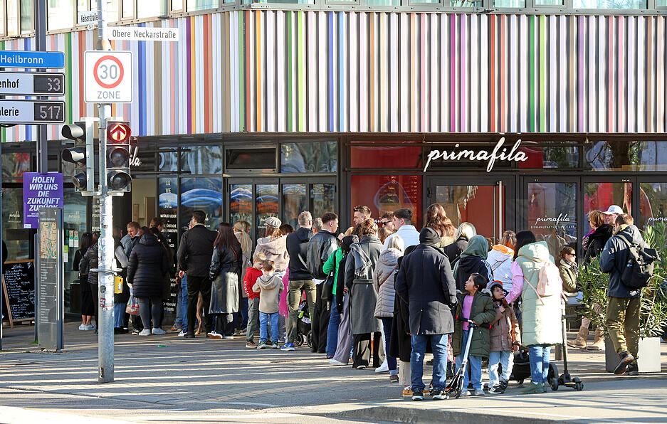 Frühlingshafte Temperaturen locken viele Besucher in die Heilbronner Innenstadt.