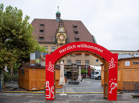 Bald ist es soweit: Das Heilbronner Weindorf öffnet am Donnerstag, 11. September, seine Pforten. Die Stände auf dem Marktplatz sind aufgebaut.