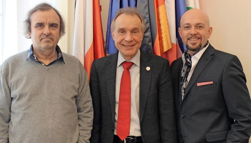 B&uuml;rgermeister Rolf Kieser (Mitte) mit dem alten und neuen Macher des Kulturprogramms im B&uuml;rgerzentrum, J&uuml;rgen Sauer (li.) und Matthias Bulling. Foto: Archiv/Dorn