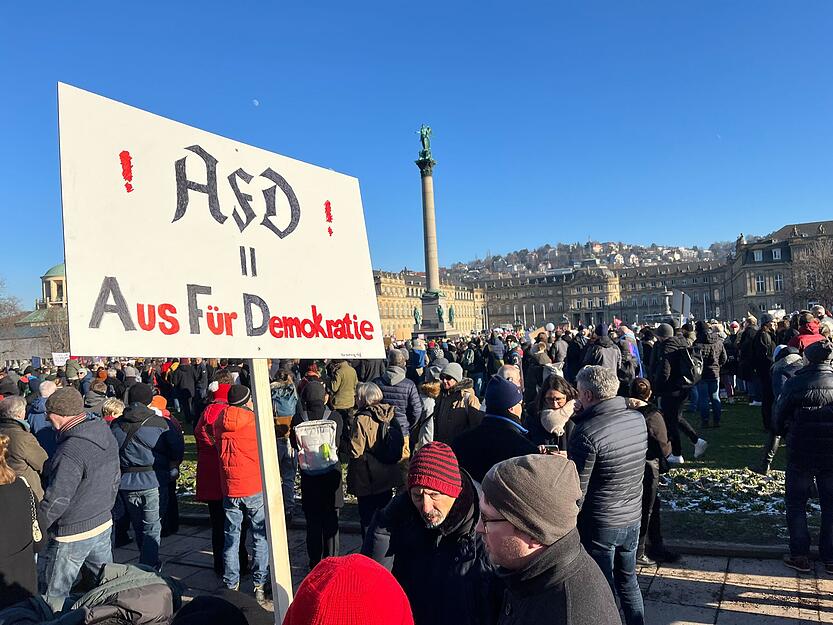 Demo am Samstag auf dem Stuttgarter Schlossplatz. Auch am Sonntag ist eine Kundgebung in der Landeshauptstadt geplant.