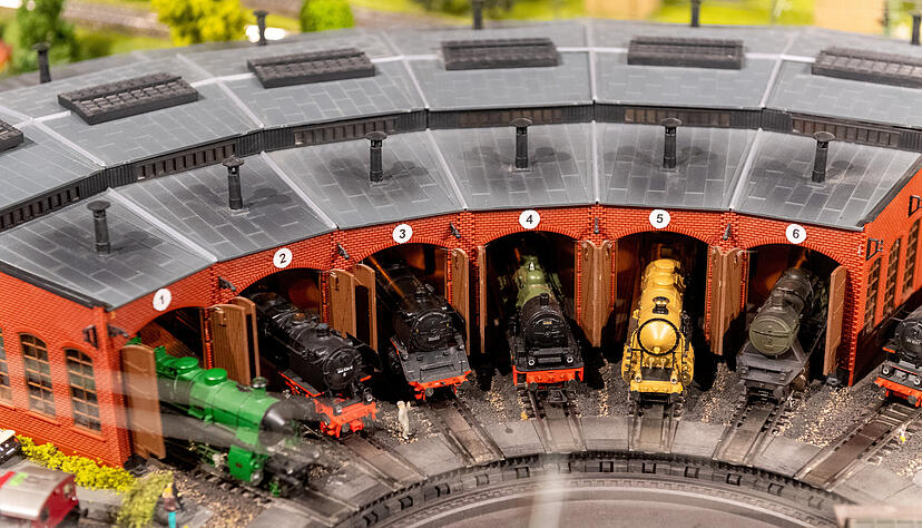 Eine Drehscheibe vor dem Bahnhof ordnet die Loks in ihr richtiges Abstellabteil ein. Eine Drehscheibe vor dem Bahnhof ordnet die Loks in ihr richtiges Abstellabteil ein.