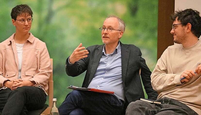Erst Vortrag, dann Diskussion: Matthias Gastel stellt sich den Fragen der grünen Landtagskandidaten Mario Dietel (Hohenlohe) und Lea Geldner (Schwäbisch Hall). Erst Vortrag, dann Diskussion: Matthias Gastel stellt sich den Fragen der grünen Landtagskandidaten Mario Dietel (Hohenlohe) und Lea Geldner (Schwäbisch Hall).
