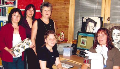 Das Internet ist seit April ihr Bastelforum: Anita Kaufmann, Sigrid Sack, Petra Jung, Silke Muth und Nicole Link (von links) sind gespannt auf Fragen und Kommentare zu ihren kreativen Arbeiten.Foto: Ulrike Bauer Das Internet ist seit April ihr Bastelforum: Anita Kaufmann, Sigrid Sack, Petra Jung, Silke Muth und Nicole Link (von links) sind gespannt auf Fragen und Kommentare zu ihren kreativen Arbeiten.Foto: Ulrike Bauer