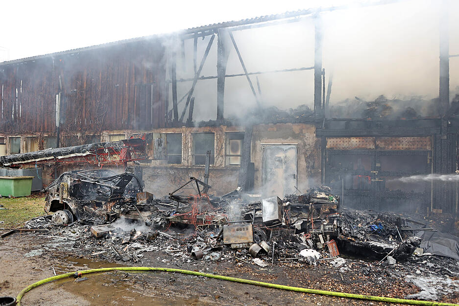 Brand einer Scheune und Wohnwagen in Bad Friedrichshall - Hagenbach, Willenbacher Grund
