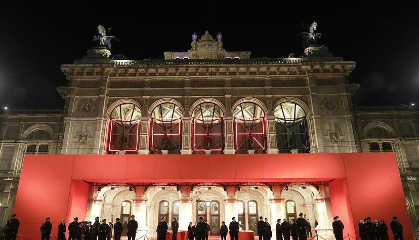 Der Eintritt kostet 395 Euro - Sitzplatz nicht inbegriffen. Der Eintritt kostet 395 Euro - Sitzplatz nicht inbegriffen.