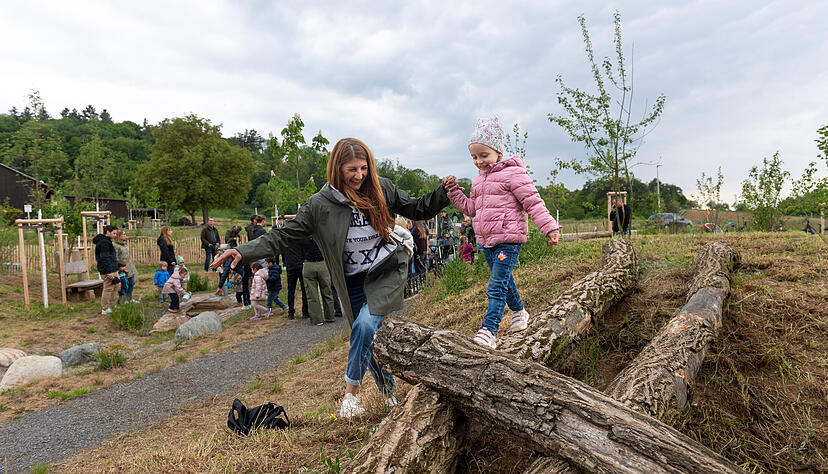 Statt eines klassischen Spielplatzes entstand in &bdquo;Leimengruben&auml;cker II&ldquo; ein Erlebnisraum mit Holz, Wasser, Stein und Sand.
