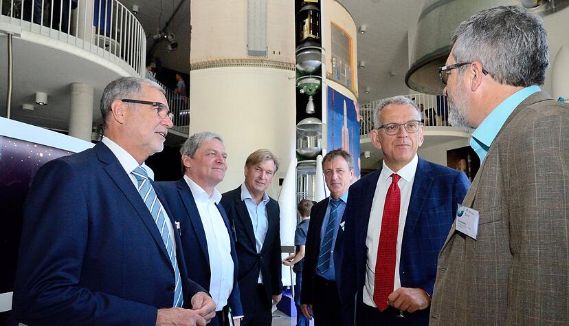 Landrat Detlef Piepenburg (v.l.), Audi-Werkleiter Helmut Stettner, DLR-Institutsleiter Stefan Schlechtriem, DLR-Infrastrukturvorstand Klaus Hamacher, Ministerialdirektor Helmfried Meinel und Klaus Sch&auml;fer vom DLR.
Fotos: Christian Gleichauf