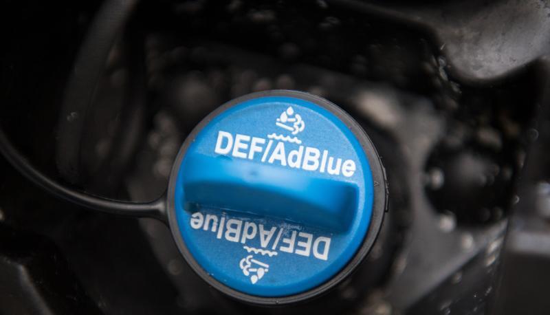 AdBlue ist eine Mischung aus Wasser und synthetischem Harnstoff, die bei Dieselfahrzeugen mit SCR-Kat in den Abgasstrang eingespritzt wird. Dies dient dazu, Stickoxide in Wasserdampf und Stickstoff umzuwandeln.