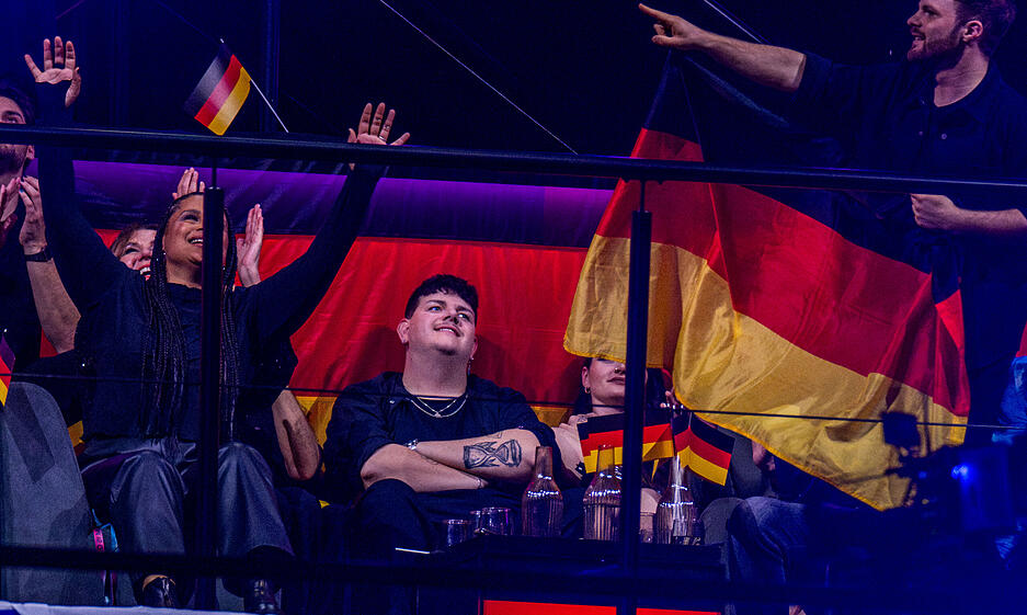Isaak aus Deutschland beobachtet die Punktevergabe. Er selbst landet bei der Jury-Wertung auf Platz 10. Isaak aus Deutschland beobachtet die Punktevergabe. Er selbst landet bei der Jury-Wertung auf Platz 10.