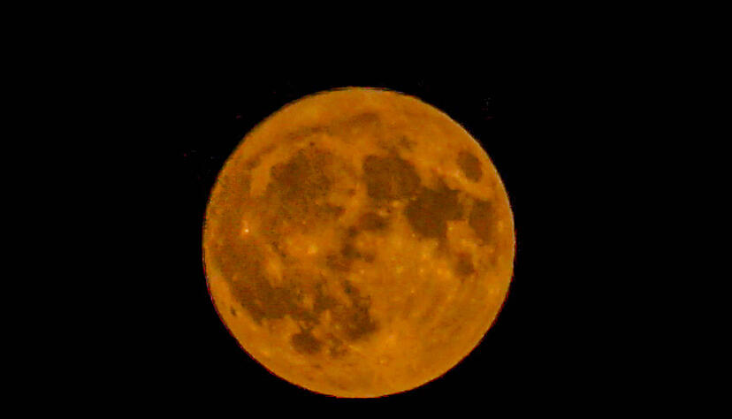 Astronomisch gesehen handelt es sich um einen ganz normalen Vollmond.