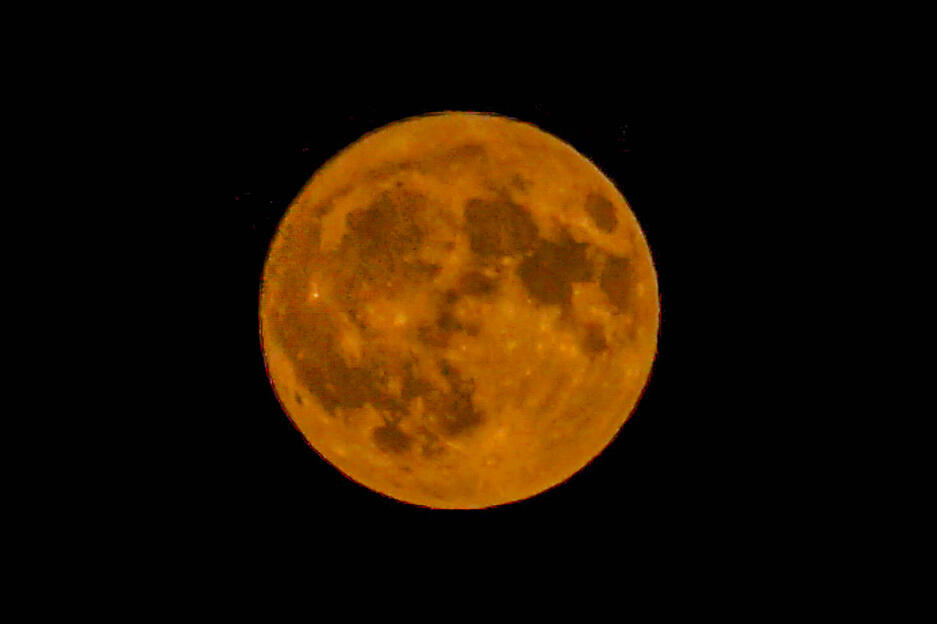 Astronomisch gesehen handelt es sich um einen ganz normalen Vollmond.