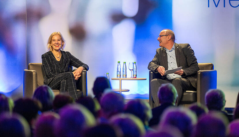 Moderator Thomas Zimmermann im Gespräch mit Kardiologin Christiane Tiefenbacher