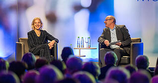 Moderator Thomas Zimmermann im Gespräch mit Kardiologin Christiane Tiefenbacher