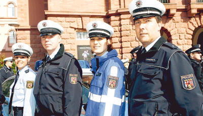In Rheinland-Pfalz sind die blauen Polizeiuniformen schon eingeführt worden. Auch Baden-Württemberg will jetzt folgen. Die Gewerkschaft der Polizei (GdP) kritisierte den &bdquo;Farbwechsel ohne Not&ldquo;.Foto: dpa