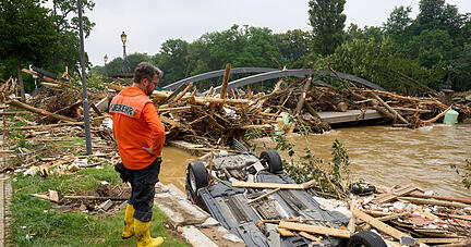 Eine Brücke, die im Bereich des Kurparks in Bad Neuenahr die Ahr überspannt, wurde durch das Hochwasser weggerissen. In den vom Unwetter betroffenen Gebieten beginnen die Aufräumarbeiten. +++ dpa-Bildfunk +++