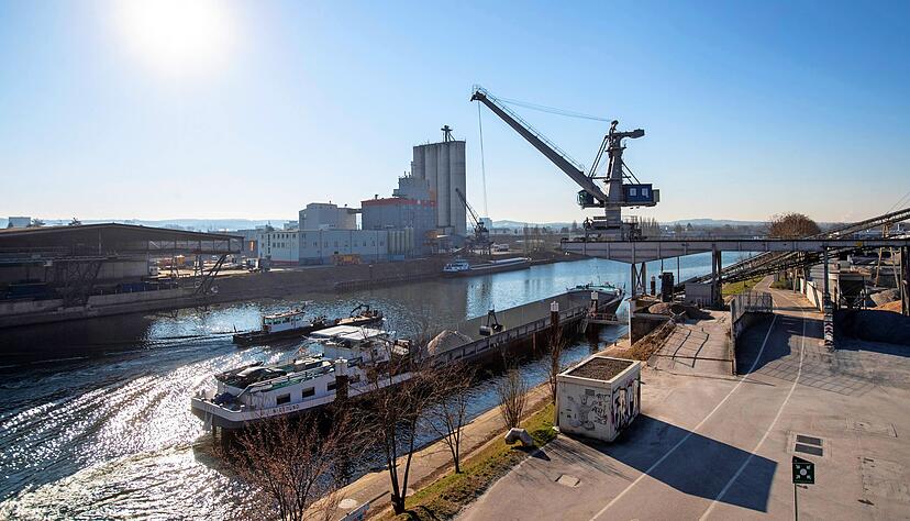 Güterumschlag am Hafen Heilbronn: Durch die Neckarschleusen passen bislang nur Schiffe bis 105 Meter Länge. Foto: Archiv