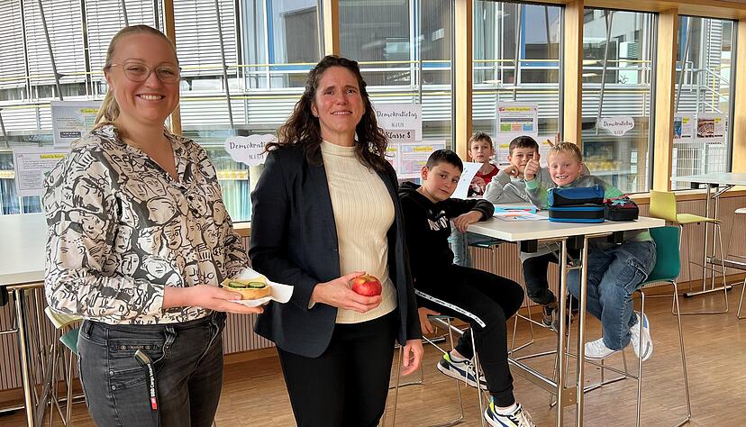 Demokratie-Tag an der Bad Rappenauer Verbundschule: GK-Lehrerin Vanessa Edler (links) und Rektorin Yvonne Geier sind stolz auf das Angebot, das sie ihren Sch&uuml;lerinnen und Sch&uuml;lern fortan jedes Jahr machen k&ouml;nnen.