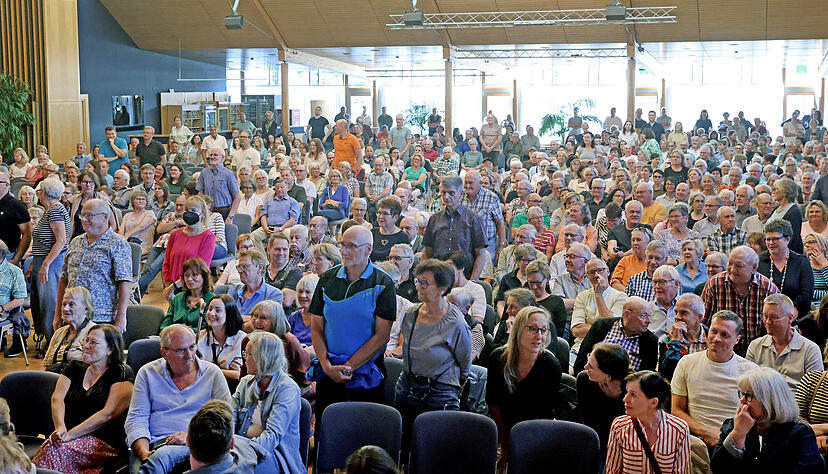 Das Publikum durfte einige Fragen der Moderatoren durch Aufstehen beantworten. Das Publikum durfte einige Fragen der Moderatoren durch Aufstehen beantworten.