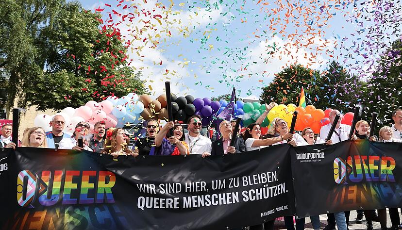 Bei gutem Wetter gingen Zehntausende in Hamburg für mehr Schutz queerer Menschen auf die Straße.