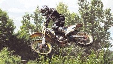 Benedikt Hauck hat seine Suzuki voll im Griff. Er holte sich den deutschen Jugendmeistertitel. Nächste Saison startet er bei den Erwachsenen.Fotos: privat