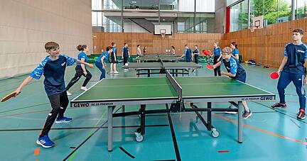 Jetzt können sie wieder gemeinsam an mehreren Platten trainieren, die jungen Tischtennisspieler des TSV Weinsberg. Und sie sind voll bei der Sache.
Foto: Mario Berger Jetzt können sie wieder gemeinsam an mehreren Platten trainieren, die jungen Tischtennisspieler des TSV Weinsberg. Und sie sind voll bei der Sache.
Foto: Mario Berger