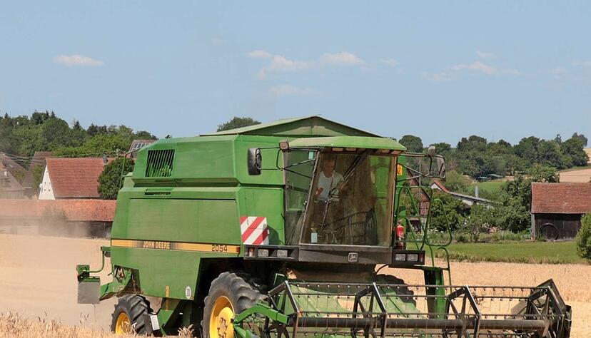Volker Bosch erntet die Wintergerste von seinem Feld in Künzelsau-Laßbach. Die Wintergerste kommt in der Region in guter Qualität vom Feld. Den späteren Kulturen und dem Gemüseanbau setzt die Trockenheit zu.