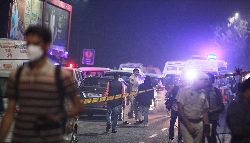 Polizisten sichern das Gel&auml;nde nach einer Autoexplosion in der N&auml;he des historischen Roten Forts.