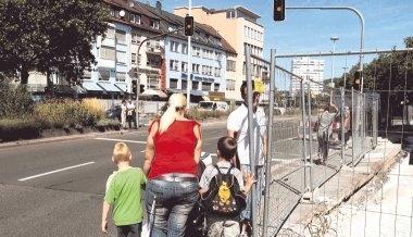 Zu schmal für eine Familie: Wer zur Ampel will, muss sich am Bauzaun der Postpassage ganz schön dünn machen, um nicht auf die Straße zu geraten. Mit Kinderwagen ist das ein riskantes Manöver. Zu schmal für eine Familie: Wer zur Ampel will, muss sich am Bauzaun der Postpassage ganz schön dünn machen, um nicht auf die Straße zu geraten. Mit Kinderwagen ist das ein riskantes Manöver.
