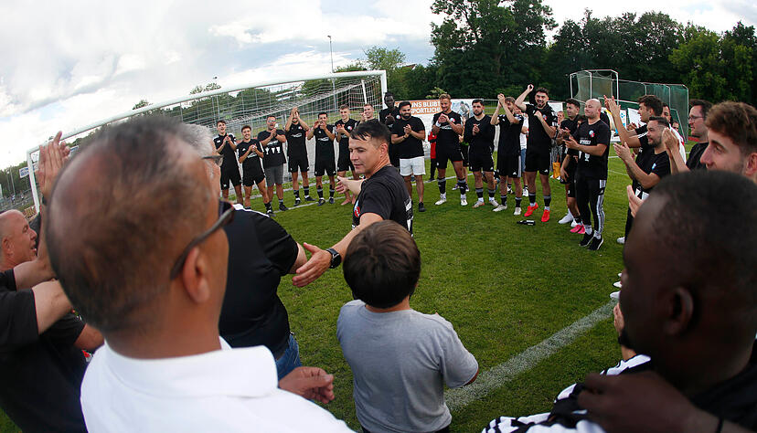 Die SGM SSV/Spfr Schwäbisch Hall jubelt um ihren Trainer Viorel Ratoi über den Aufstieg in die Landesliga. Die SGM SSV/Spfr Schwäbisch Hall jubelt um ihren Trainer Viorel Ratoi über den Aufstieg in die Landesliga.