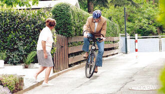 Eine gef&auml;hrliche Stelle: Wie unser Versuch mit dem Fahrrad zeigt, w&auml;re Absteigen oder zumindest langsame Fahrt an der Durtal-Br&uuml;cke angebracht.Fotos: Ralf Seidel