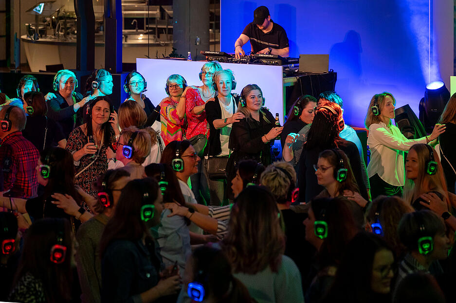 Party mit Kopfh&ouml;rern: Silent-Disco im Audi-Forum in Neckarsulm