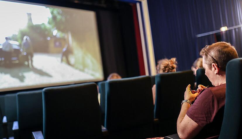 W&auml;hrend ein Film im Mannheimer Atlantis l&auml;uft, strickt eine Kinobesucherin.