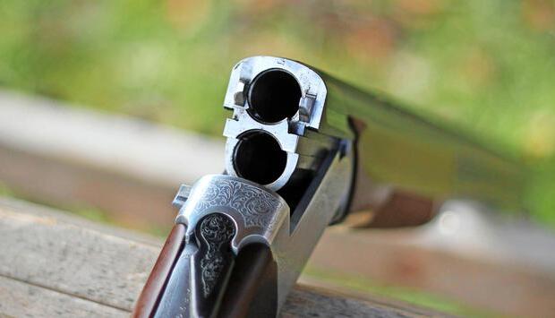 Aus einem Jagdgewehr, einer doppelläufigen Schrotflinte, vergleichbar mit der dargestellten Waffe, löste sich mindestens ein Schuss. Foto: indiauniform/Fotolia Aus einem Jagdgewehr, einer doppelläufigen Schrotflinte, vergleichbar mit der dargestellten Waffe, löste sich mindestens ein Schuss. Foto: indiauniform/Fotolia